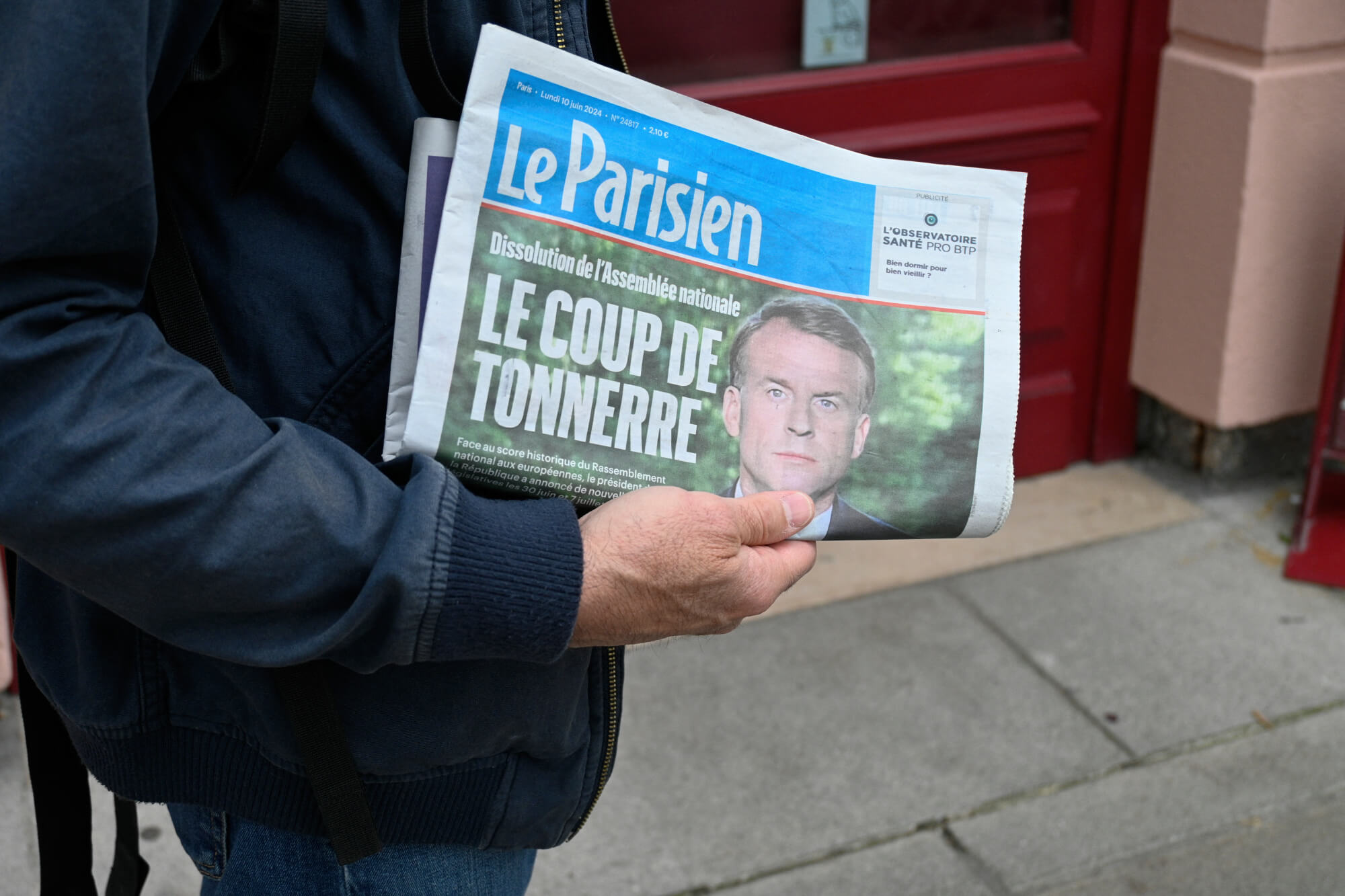 Au lendemain de l'annonce de la dissolution, les journaux font leur une sur ce choc politique provoqué par cette décision, le 10 juin 2024. (SERGE TENANI / HANS LUCAS / AFP).