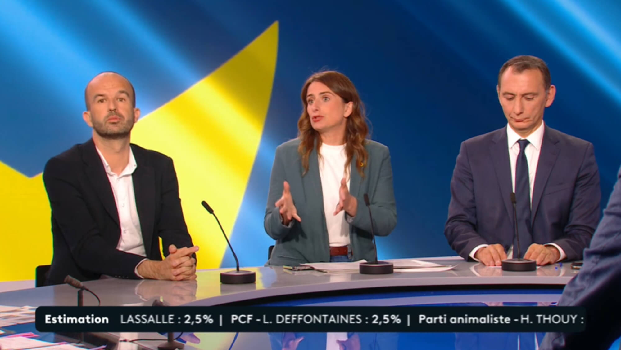 Manuel Bompard (LFI), Marine Tondelier (Les Ecologistes) et Laurent Jacobelli (Rassemblement national) sur le plateau de la soirée électorale de France 2, le 9 juin 2024.