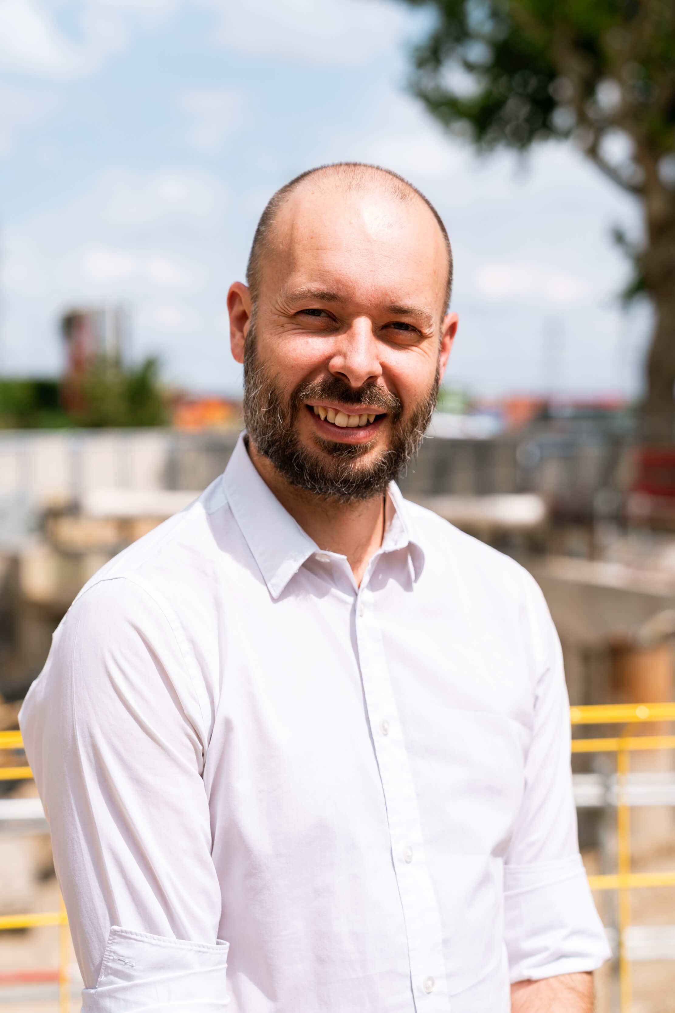 Philippe Guelpa-Bonaro, vice-président de la métropole de Lyon, sur le chantier du nouveau réseau de froid et de chaud à Oullins.