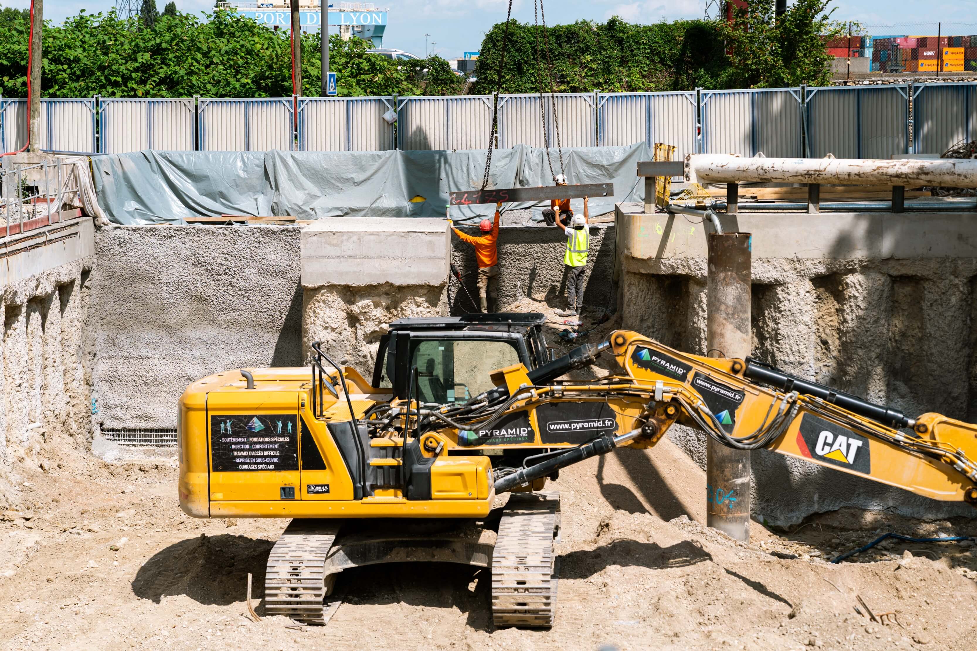 Philippe Guelpa-Bonaro, vice-président de la métropole de Lyon, sur le chantier du nouveau réseau de froid et de chaud à Oullins.
